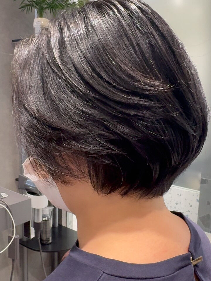 バッサリとしたボブスタイルは、大人女性にぴったりの洗練された