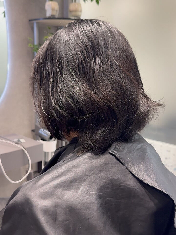 バッサリとしたボブスタイルは、大人女性にぴったりの洗練された